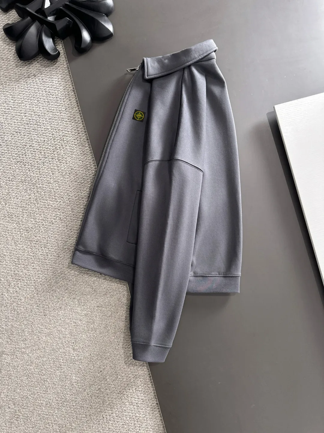 Next day shipment P460 Stone lsland/Stone Island Exclusively launches the new 25ss autumn and winter lapel zipper jacket. Many stars have the same style. The craftsmanship cannot be copied by ordinary small workshops. We are not afraid of any challenges in terms of materials, detail restoration and craftsmanship, just to provide everyone with wonderful products. Compare the top original versions at will. No expense is spared just to do better. Unique imported fabric feel. Purely imported German machine production. Precision operation and 10,000-needle density. A full set of new accessories and three standards are fully customized simultaneously. The upper body is versatile and fashionable. The perfect choice for autumn and winter. A must-have item. Size chart: S to XXL (or please state your height and weight when placing an order)